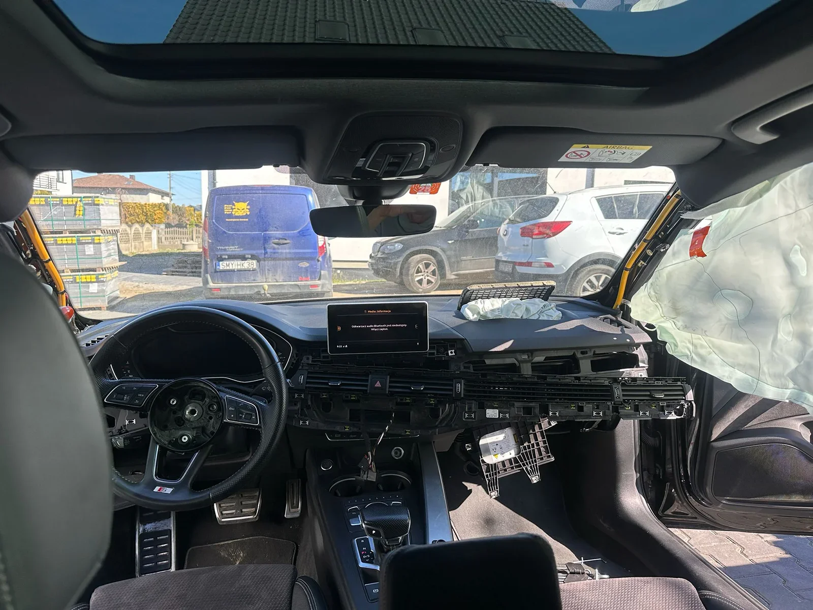 Audi A4 B9 przed naprawą systemu SRS – rozebrany kokpit i wystrzelona kurtyna powietrzna