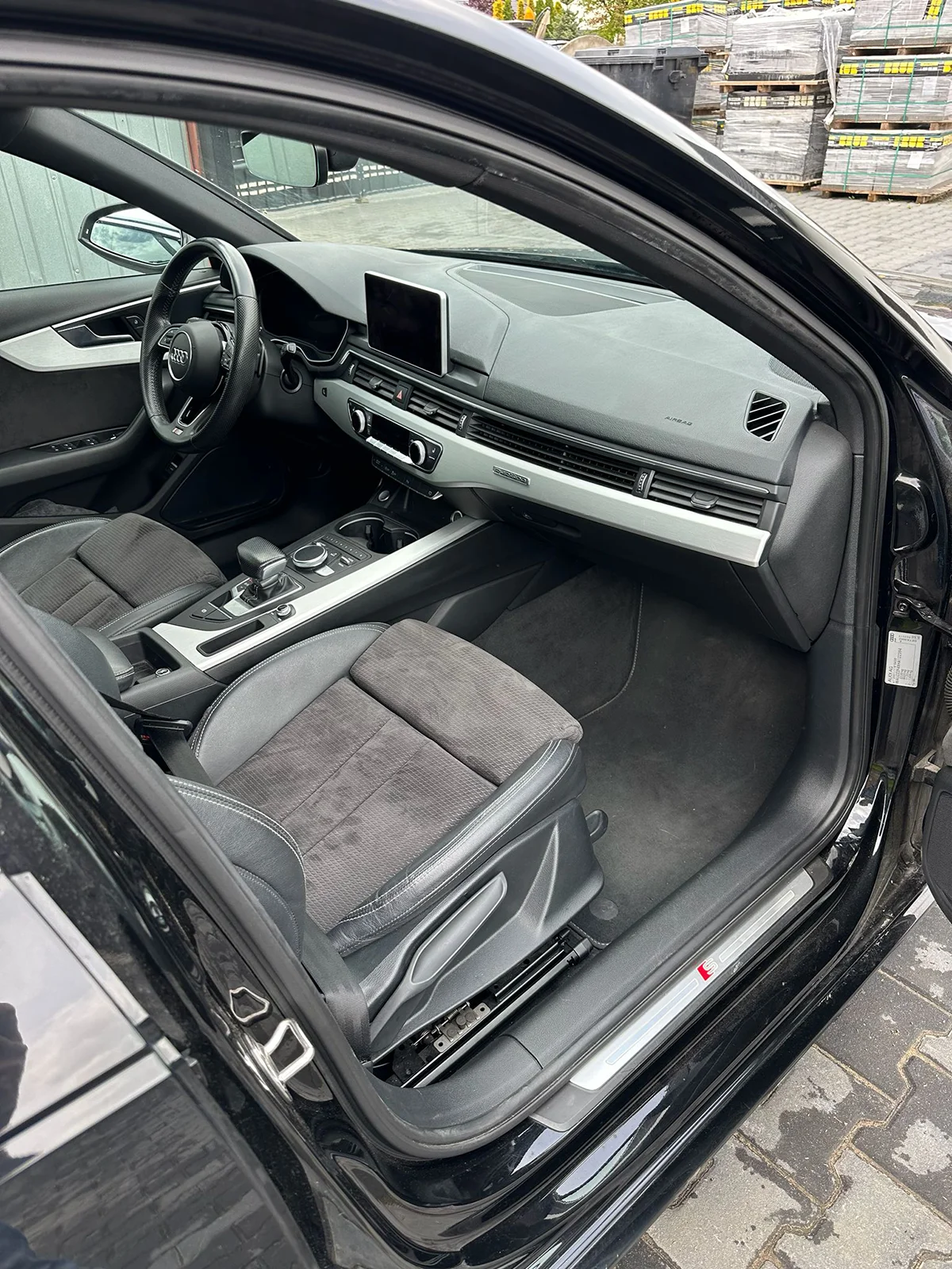 Audi A4 B9 po regeneracji deski rozdzielczej i elementów wnętrza – efekt końcowy