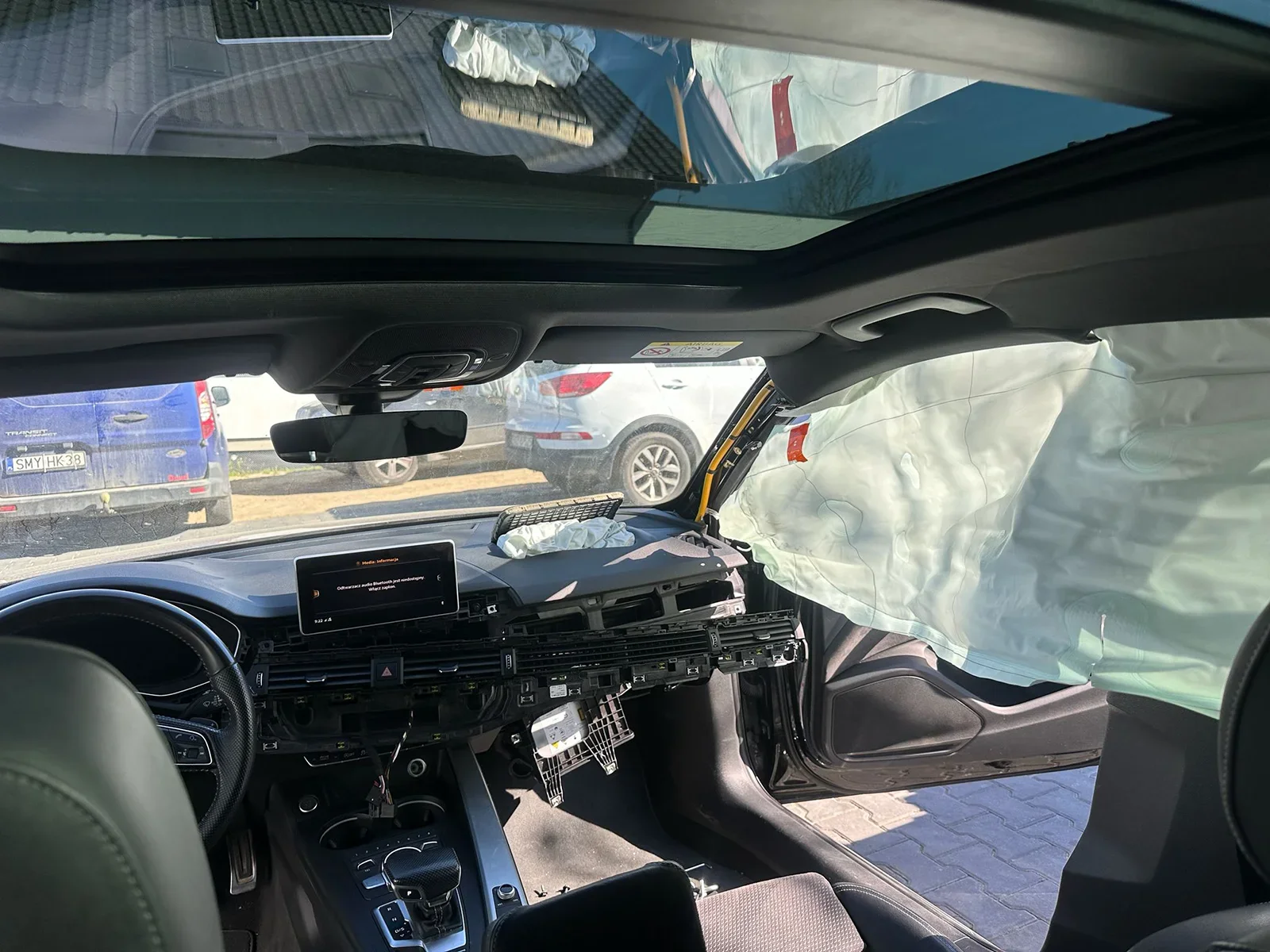 Audi A4 B9 po wystrzale kurtyny powietrznej – wnętrze przed regeneracją deski rozdzielczej