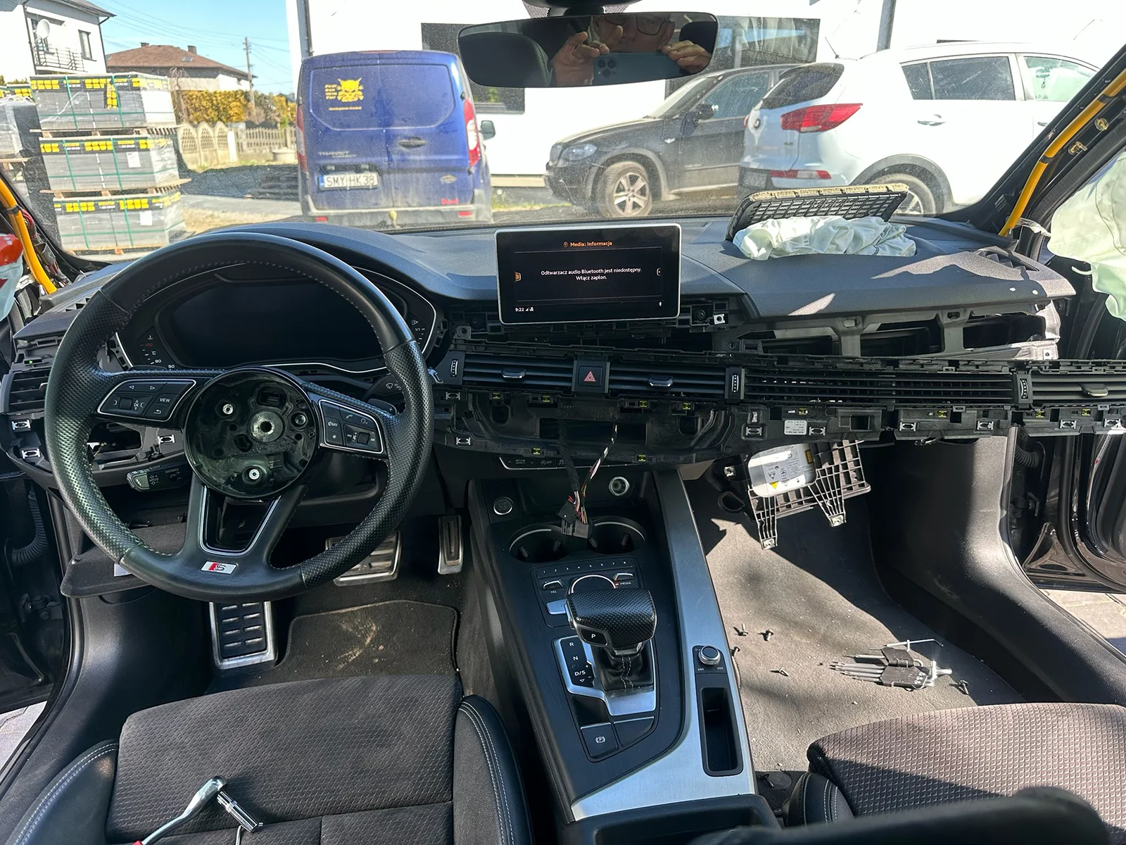 Audi A4 B9 przed regeneracją deski rozdzielczej po wystrzale airbagu – rozebrany kokpit i elementy SRS