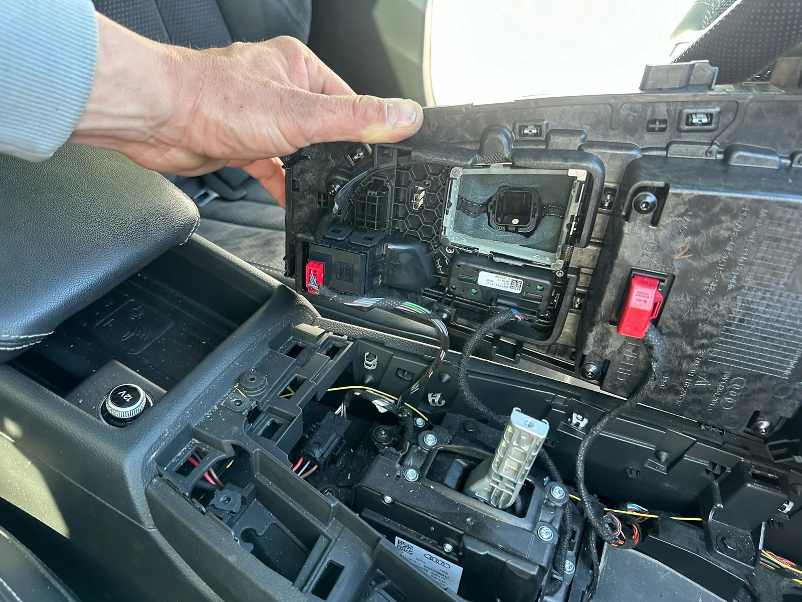 Kontrola elementów kokpitu i wiązek elektrycznych w Audi A4 B9 po kolizji
