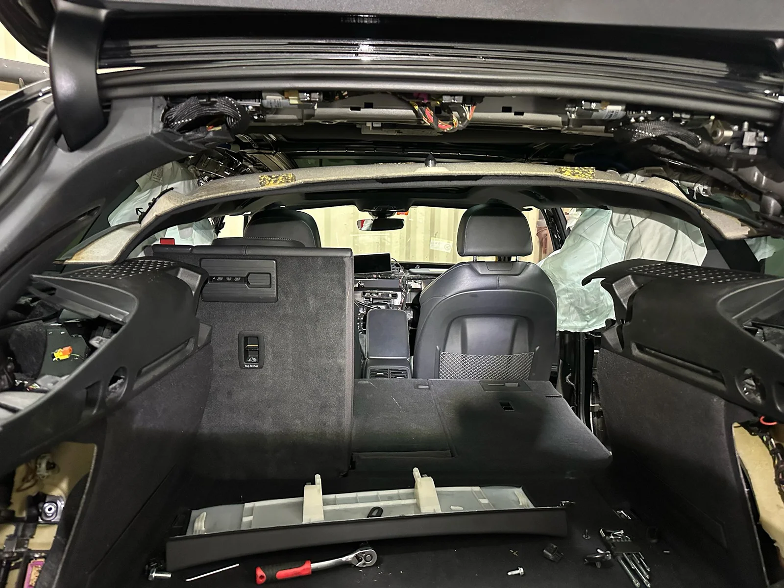 Audi A4 B9 po wystrzale kurtyn bocznych – demontaż wnętrza i kontrola elementów SRS