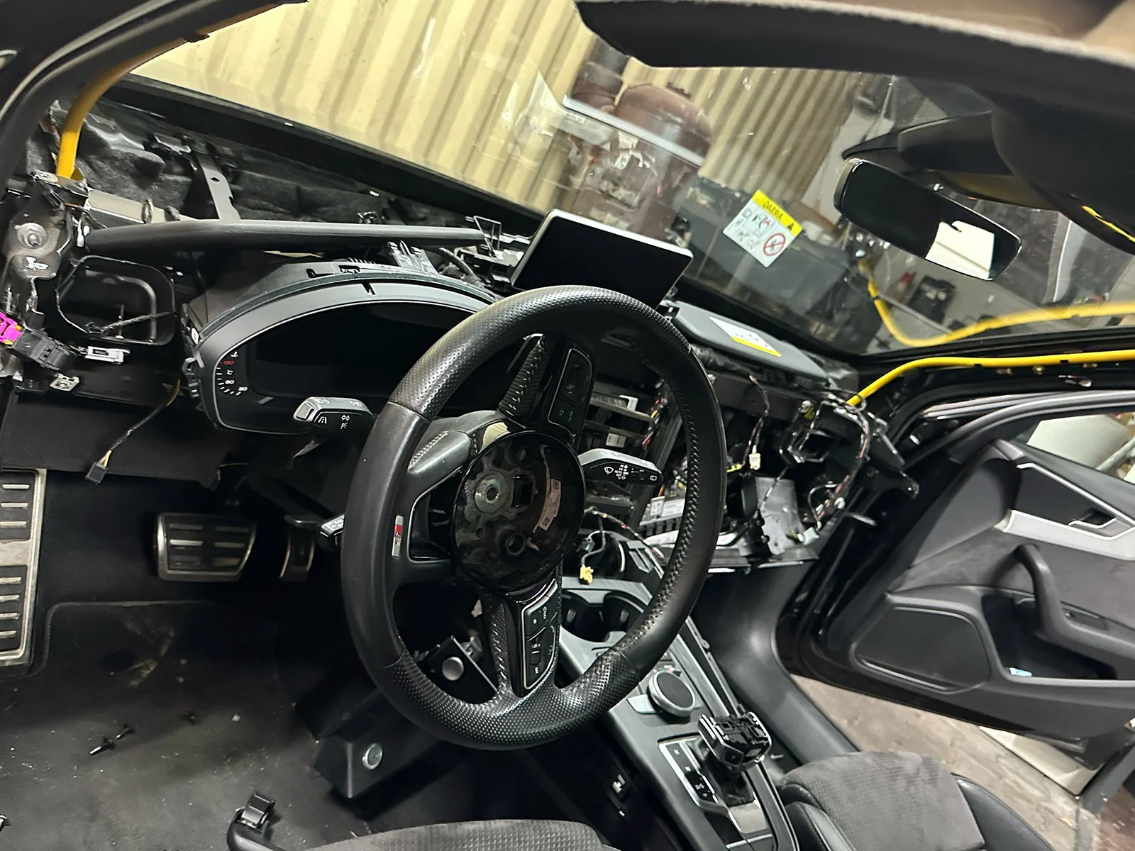 Audi A4 B9 w trakcie naprawy wnętrza po wystrzale airbagów i kurtyn powietrznych