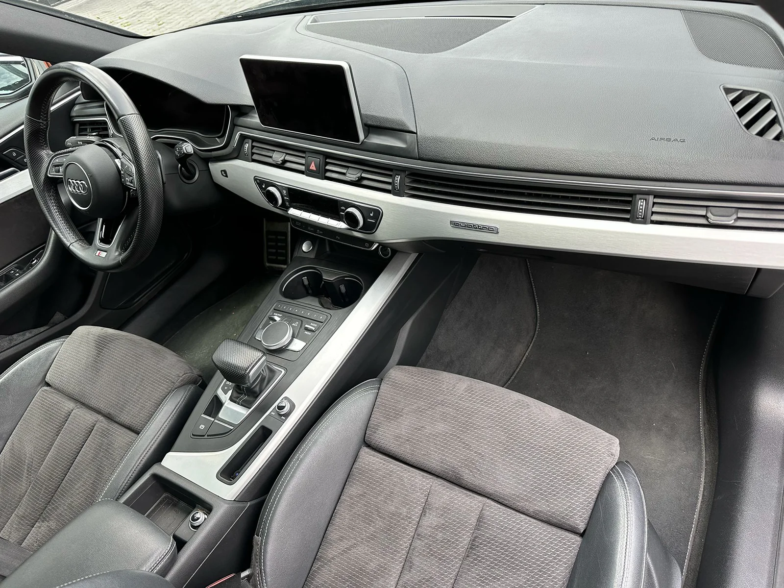 Audi A4 B9 po regeneracji deski rozdzielczej – odtworzony kokpit po wystrzale airbagu